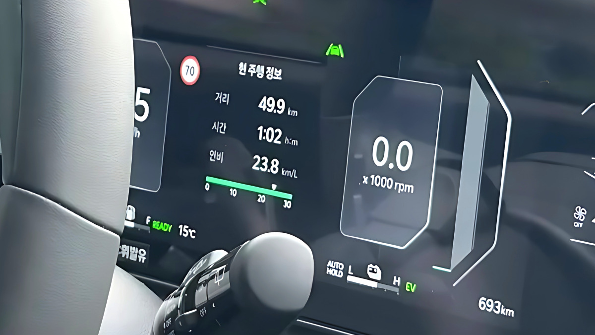 기아 셀토스 하이브리드의 디지털 클러스터 화면 확대 사진. 주행 정보 화면에 연비 '23.8km/L'가 표시되어 있으며, 녹색 'HEV' 표시가 보임