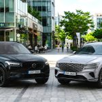 볼보 XC90 블랙 에디션과 제네시스 GV80이 나란히 서있는 장면