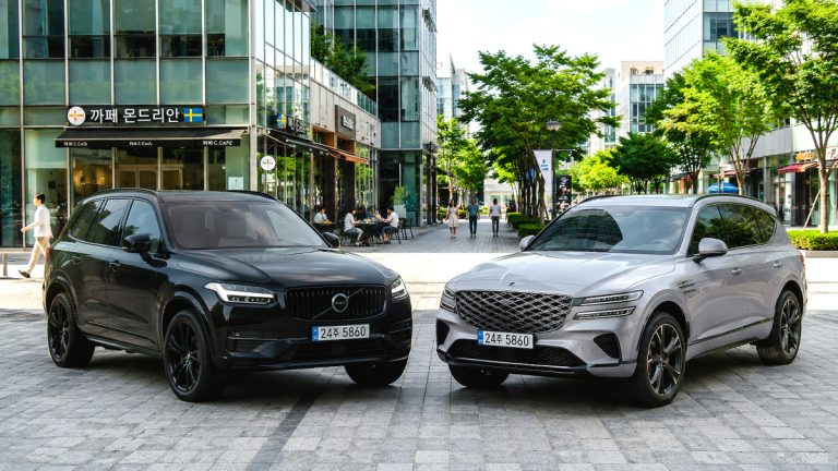 볼보 XC90 블랙 에디션과 제네시스 GV80이 나란히 서있는 장면